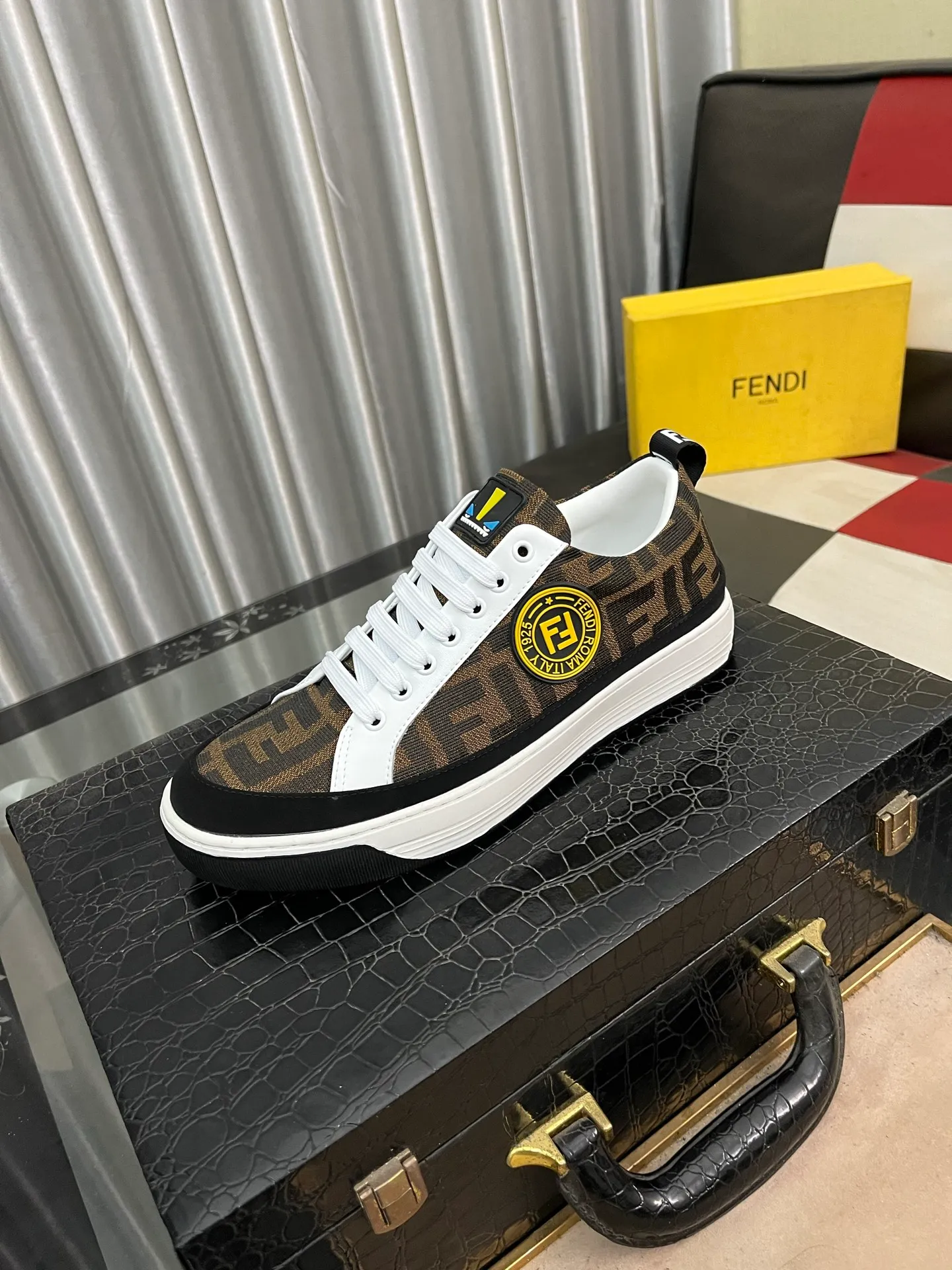 Men's Men's Shoes💰420⌚️⌚️[Fendi] Fendi's latest casual shoes for men! Available at counters simultaneously! Made entirely of imported top-grain calfskin, the interior is made of top-grain water-dyed cowhide, and the original factory-supplied rubber outsole. Leading new fashion concepts. Matching code: 38-442️⃣Colors available